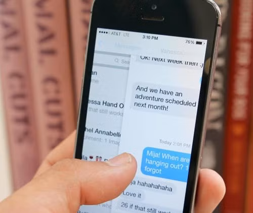 Khi đang dùng các ứng dụng như Messages, Mail, Safari, bạn có thể quay lại trang mở trước đó bằng cách vuốt dài sang phải màn hình.