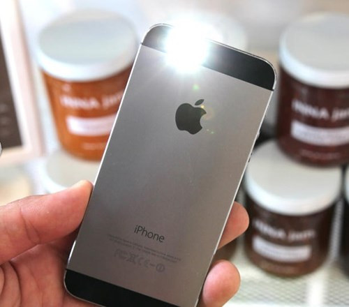 Cách nhanh nhất để tắt đèn flash trên iPhone là bạn mở ứng dụng chụp ảnh từ màn hình khóa.