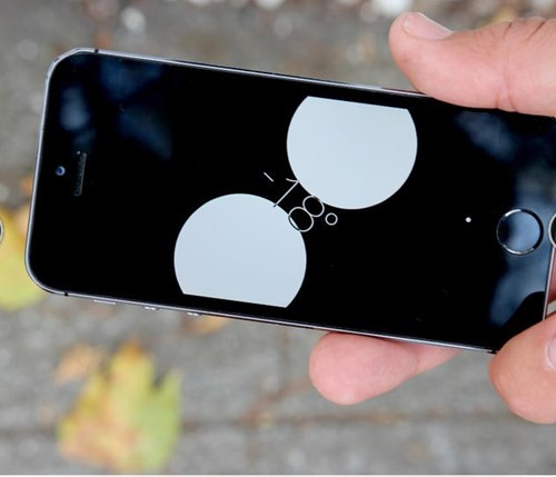 Cách kiểm tra điện thoại đang nghiêng bao nhiêu độ siêu nhanh là mở ứng dụng la bàn và vuốt sang bên phải.