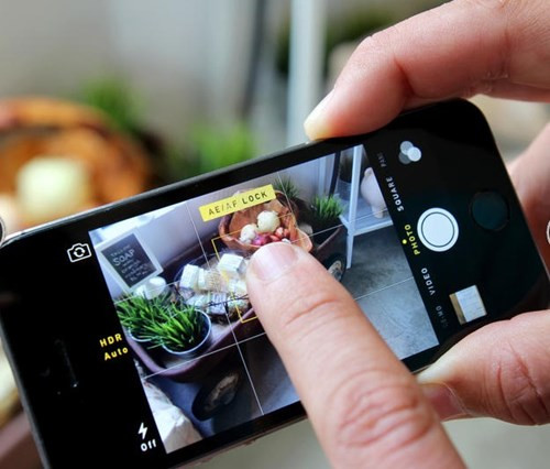 Cách khóa lấy nét và đo sáng chủ thể khi chụp ảnh trên iPhone là chạm và giữ vào đối tượng cho đến khi một thanh màu vàng hiện ra trên đầu màn hình.