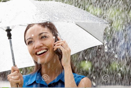  7. Nghe điện thoại dưới trời mưa. Khi đang đi dưới trời mưa, bạn không nên nghe điện thoại, bởi hơi ẩm sẽ làm cho máy nhanh hỏng.