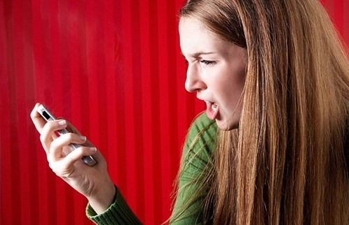  4. Bực tức ném điện thoại. Khi bực tức, bạn có thói quen ném điện thoại xuống đệm, ghế... Điều này sẽ thật tai hại, bởi thay vì rơi xuống đệm, máy nảy lên và rớt xuống đất. Hậu quả là bung pin, vỡ màn hình, trầy máy.