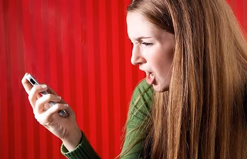  4. Bực tức ném điện thoại. Khi bực tức, bạn có thói quen ném điện thoại xuống đệm, ghế... Điều này sẽ thật tai hại, bởi thay vì rơi xuống đệm, máy nảy lên và rớt xuống đất. Hậu quả là bung pin, vỡ màn hình, trầy máy.
