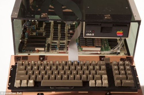 Apple đã công bố những hình ảnh tuyệt vời về các nguyên mẫu của dòng máy tính Mac nổi tiếng của hãng, được sử dụng bởi các kỹ sư của Apple khi họ làm việc để tạo ra các dòng máy nổi tiếng nhất của hãng. Trong hình là mẫu máy Apple III cực kỳ hiếm.