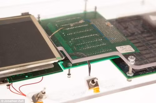 Một phần của mẫu Newton MessagePad 2, phát hành vào năm 1988, đó là nỗ lực đầu tiên của Apple phát triển một máy màn hình cảm ứng, nhưng thất bại.