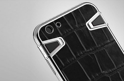 Không phải ai cũng có khả năng để sắm một chiếc iPhone "độ" như trên, nhưng nếu muốn có được cá tính của dân chơi "thứ thiệt", chiếc iPhone có vỏ ốp bằng da cá sấu và thép đến từ Atelier này là một tùy chọn không thể bỏ qua. Giá của nó là 2.500 USD (khoảng 54 triệu đồng).