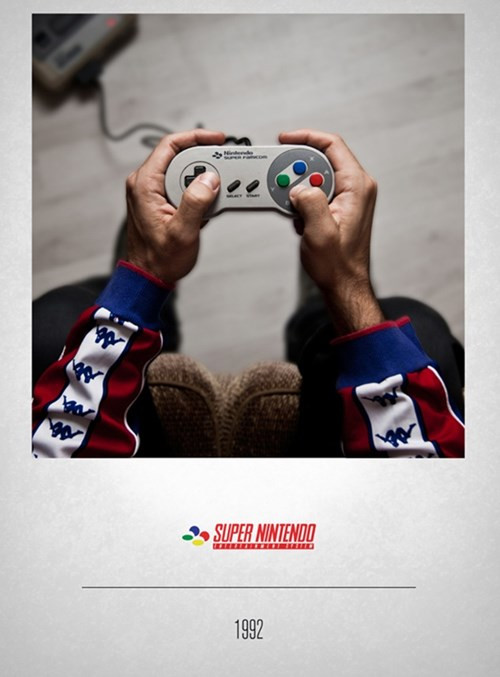 Tay cầm máy chơi game của hãng Super Nitendo năm 1992, là chiếc tay cầm "huyền thoại" gắn với các tựa game nổi tiếng như Bomberman, Zelda, Mega Man X.