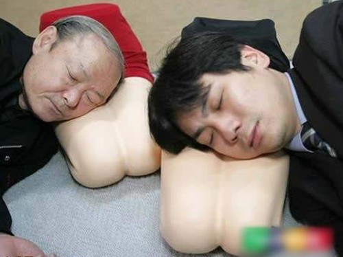 Tương tự, Nhật Bản cũng phát minh ra một loại gối được thiết kế như một cặp chân thon dài của thiếu nữ dành cho đàn ông.