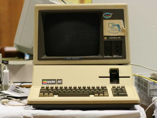 Apple III ra đời sau sự thành công của Apple II, dính đầy lỗi như việc bo mạch chủ bị nóng rất nhanh và máy thường xuyên bị treo.