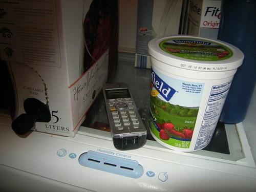  8. Đặt điện thoại lên thiết bị điện khác. Một yếu tố gây hại không thể bỏ qua đó là để điện thoại lên bề mặt tủ lạnh, lò vì sóng, máy giặt... Những thiết bị này rung lắc và khá nóng khi hoạt động, vì thế, điện thoại chịu tác động không nhỏ.