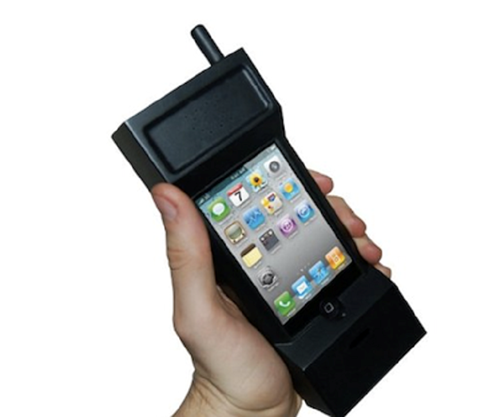 Cuối cùng là một thiết kế vỏ bao lấy cảm hứng từ chiếc điện thoại di động cục gạch từ thập kỷ trước.