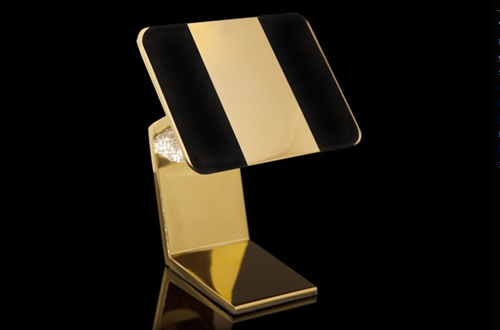  10. Swarovski Tablet. Phụ kiện chân đế giúp xoay máy tính bảng hoặc điện thoại được mạ vàng 24 carat và kim cươngSwarovski hết sức sang trọng với giá bán 1659USD (trên 35 triệu).