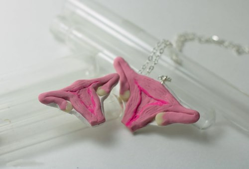 Với phương châm “biến cái không thể nhìn thấy thành có thể nhìn thấy”, Betsy Salzman đã phát minh ra chiếc cài tóc với hình tử cung khá nhạy cảm. Món quà này của Betsy chính là để vinh danh những người vượt qua căn bệnh ung thư buồng trứng.