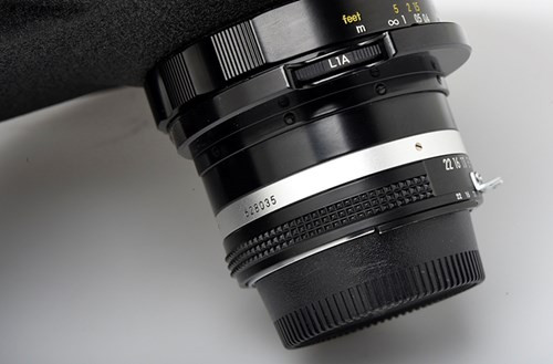 Ngoài ra điểm đặc biệt của Nikkor 6mm f/2.8 là hệ thống tấm lọc tích hợp, bao gồm: Skylight L1BC, Medium Yellow Y48, Deep Yellow Y52, Orange O56 và Red R60.