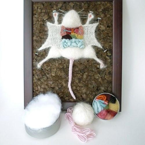 Ngoài hình dáng con chuột như trong hình, món đồ handmade này còn có hình rùa hoặc ếch tùy vào sở thích của khách hàng. Với món đồ nhỏ đó, bạn sẽ không còn phải lo làm nhăn vải khi muốn xắn tay áo.