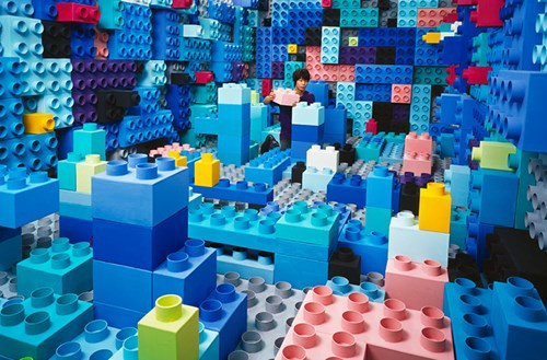 Cuộc triển lãm cá nhân đầu tiên của Lee tại Pháp đã thành công rực rỡ...