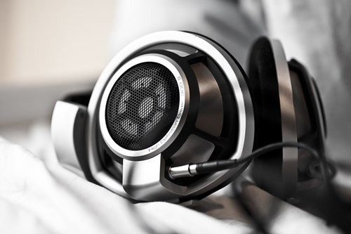  3. Sennheiser HD800. Nổi bật ở HD800 là phần loa driver chất lượng cao nằm ở chính giữa tai nghe, có dải tần số đáp ứng từ6 tới 51.000 Hz. Phần chụp tai còn cómột lớp lưới, có tác dụng ngăn cản sự phân tán của âm thanh. Giá của HD800 khoảng 30 triệu.