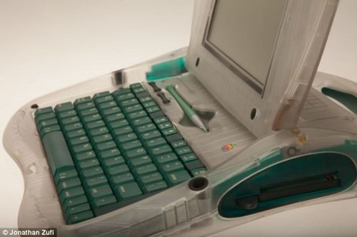 Mẫu eMate 300 là mẫu máy cá nhân được thiết kế cho các trường học, và được giới thiệu vào ngày 7/3/1997.