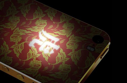 Feld &amp; Volk còn "độ" iPhone theo bản sắc riêng của một quốc gia. Chiếc iPhone 5S mang "chất" Trung Hoa này sẽ rút túi bạn số tiền 2.600 USD (khoảng 56 triệu đồng).