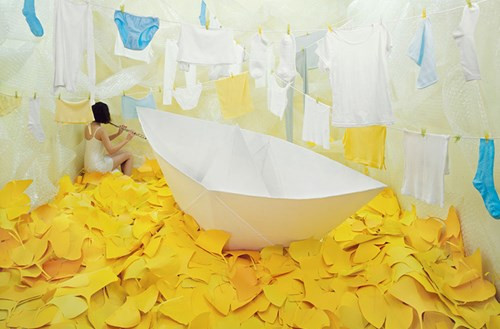 ...nhưng sau ngần ấy giờ đồng hồ ngồi trước màn hình máy vi tính, cô nhận ra rằng cô thích đứng và tự tay dàn dựng các thứ hơn.