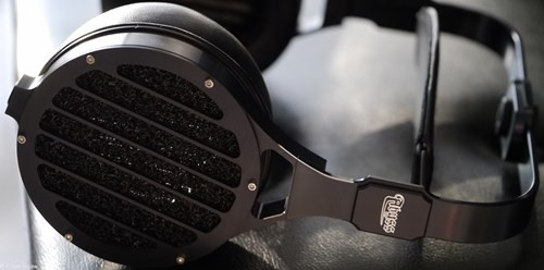  2.Abyss AB-1266. Dân nghe nhạc chắc hẳn sẽ rất mê chiếcAbyss AB-1266, tuy nhiên phải rất chịu chơi và mạnh tay mới có thể mua chiếc tai nghe "khủng" này, giá của Abyss vào khoảng 116 triệu.Phần đệm bọc ngoài của tai được bọc da cừu non, kết cấu thép carbon giúpgiảm hiện tượng dội âm khi nghe nhạc.