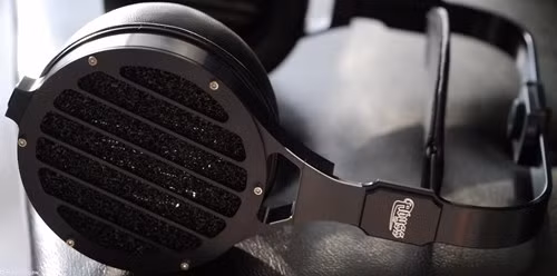 2.Abyss AB-1266. Dân nghe nhạc chắc hẳn sẽ rất mê chiếcAbyss AB-1266, tuy nhiên phải rất chịu chơi và mạnh tay mới có thể mua chiếc tai nghe "khủng" này, giá của Abyss vào khoảng 116 triệu.Phần đệm bọc ngoài của tai được bọc da cừu non, kết cấu thép carbon giúpgiảm hiện tượng dội âm khi nghe nhạc.