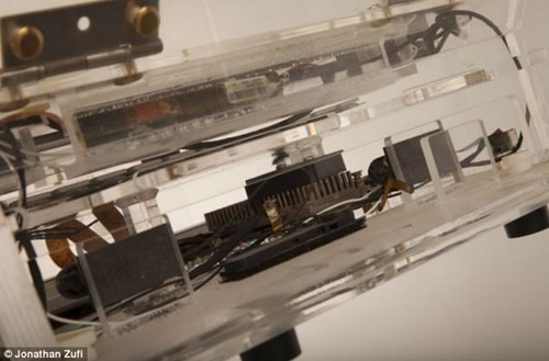 Một hình ảnh khác của Macbook Pro, cho thấy hai nửa bên của máy.