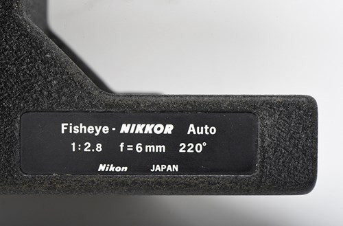 Điểm đáng kính ngạc của ống kính này chính là góc nhìn siêu rộng, lên đến 220 độ và độ mở f/2.8.