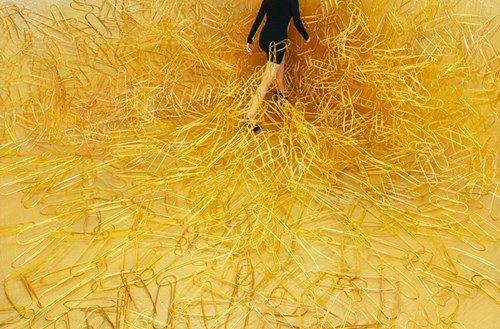 Trong bức hình này, người nghệ sĩ xem mình như một thỏi nam châm hút lấy các ghim kẹp - là những gánh nặng mà chúng ta phải mang vác trong cuộc sống này.