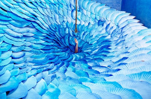 Cô viết rằng tác phẩm này được lấy cảm hứng từ các câu thành ngữ: "Trong họa có phúc" và "Sắp chết đuối thì vớ được cọng rơm cũng bám lấy".