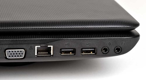  7. Ngó lơ cổng kết nối laptop. Bạn vẫn ngây thơ cho rằng cổng USB, DVI, HDMI, khe đọc thẻ lúc nào cũng nhiều trên laptop? Thực ra, nhiều hãng đã cắt giảm số cổng kết nối, điều này sẽ rất bất tiện. Ví như khi bạn cần cắm USB, chuột dây hoặc cổng sạc cho tản nhiệt cùng lúc, nhiều laptop không đáp ứng đủ số cổng.