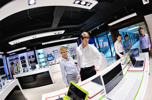  2. Quá tin lời người bán hàng. Điều này có vẻ như khá tiêu cực, nhưng những thông tin mà người bán đưa ra đôi thi được "tâng" lên để thu hút bạn. Vì thế, hãy tìm hiểu trước về laptop định mua để kiểm nghiệm thông tin nhận được có đáng tin cậy.