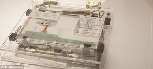 Phiên bản đầu tiên của dòng máy tính xách tay MacBook Pro của Apple, mẫu máy vẫn còn được bán ra hiện nay.