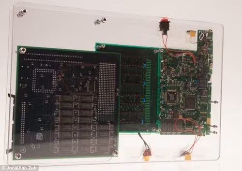 Phiên bản Newton MessagePad đầu tiên, ra mắt vào năm 1993.