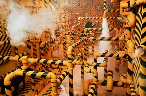 Điểm nhấn của bức hình là "con chó mực" đang cố thoát ra khỏi dàn ống dẫn nước.