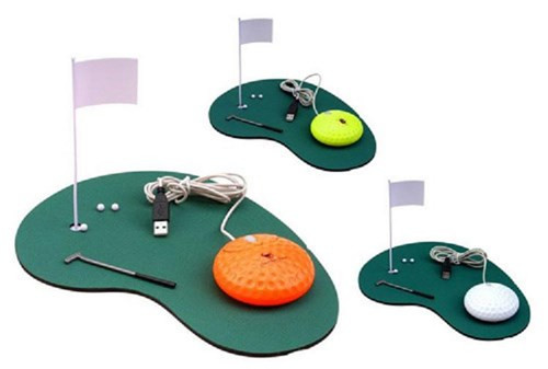 Thêm một thiết kế khác cho người đam mê môn thể thao đánh golf, bao gồm cả bàn di chuột với cờ, lỗ đánh bóngvà gậy đánh bóng.