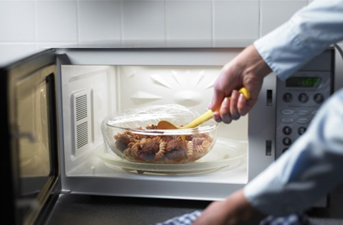 Tốt nhất nên đứng cách xa lò vi sóng khoảng 1 mét để đảm bảo an toàn khi lò đang hoạt động.