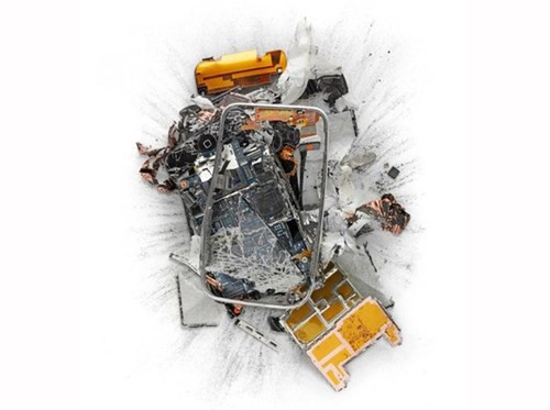 “Chúng thật tuyệt vời – màn hình nứt và thứ chất lỏng gì đó chảy ra. Tôi vội lấy chiếc máy ảnh và chụp lại. Vợ tôi cũng ủng hộ và khuyên tôi nên làm một điều gì đó với ý tưởng này." Tompert tâm sự.