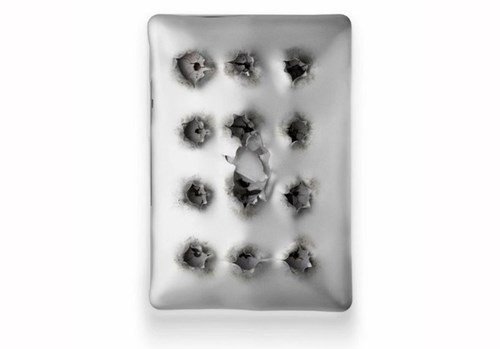 Michael phá hủy các thiết bị mới của Apple bằng nhiều cách khác nhau và biến chúng thành các bức ảnh nghệ thuật.