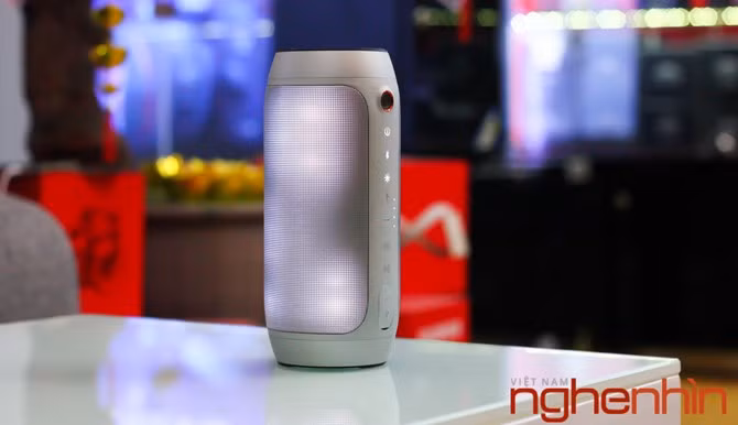 JBL Pulse 2 hoạt động với dãi tần số từ 85Hz đến 20kHz nên chất lượng âm thanh khá tốt, âm thanh stereo rõ ràng và mạnh mẽ. Hai loa dải trầm 45mm thiết kế ở 2 đầu cho âm lực đầy đặn, thể hiện tốt những giai điệu sôi nổi có tiết tấu nhanh.