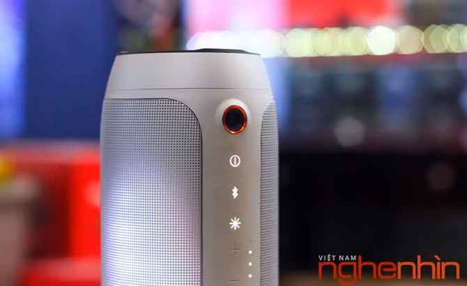 Với việc trang bị 100 đèn LED, JBL Pulse 2 hứa hẹn sẽ mang đến những màn trình diễn kết hợp hoàn hảo giữa âm thanh và ánh sáng.