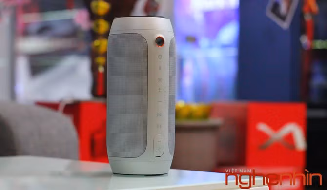Loa trang bị Jack Audio 3.5mm và cổng AUX có nắp đậy, hệ thống phím điểu khiển (Nguồn, ánh sáng, bluetooth, âm lượng, ánh sáng) cùng đèo báo mức pin.