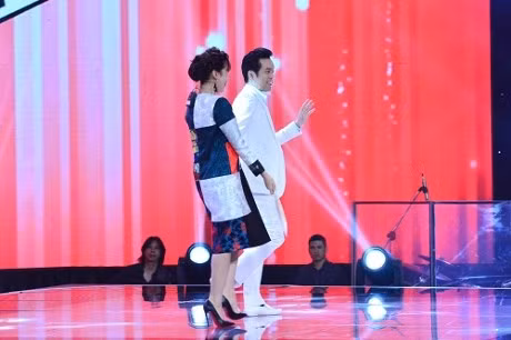  Trong đêm bán kết 2 Giọng hát Việt nhí diễn ra tối 17/10, bộ 3 huấn luyện viên, Dương Khắc Linh - Lưu Hương Giang - Hồ Hoài Anh đã chơi trò "hoán đổi" khiến cả trường quang rộn ràng. Ca sĩ Lưu Hương Giang công khai nắm tay, tình tứ bước ra sân khấu cùng Dương Khắc Linh chứ không đi cùng chồng như mọi khi. 