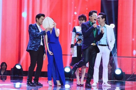  Trước tình huống bị vợ lạnh nhạt, Hồ Hoài Anh chuyển sang đóng cặp với Cẩm Ly.Cả hai nhại lại những cử chỉ tình cảm của Lưu Hương Giang và Dương Khắc Linh. 