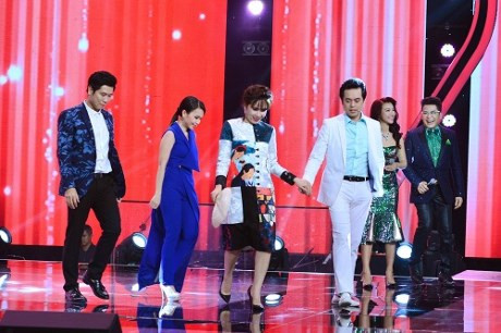  ‘Giang ơi, anh có rất nhiều cái muốn nói với em mà anh chưa có cơ hội để nói. Anh nói ra cũng rất là kỳ, tối qua anh gặp em trong giấc mơ của anh. Anh muốn nói với em một điều mà nếu em không đồng ý anh sẽ cắn lưỡi luôn. Anh muốn đóng dấu em’ - nhạc sĩ Việt kiều hài hước chia sẻ. 