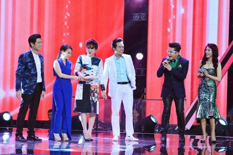  Trong Giọng hát Việt nhí, Lưu Hương Giang và Dương Khắc Linh thường xuyên đấu khẩu, "đá xoáy" lẫn nhau nhưng lần này lại thân thiết lạ kỳ. 