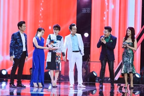  Trong Giọng hát Việt nhí, Lưu Hương Giang và Dương Khắc Linh thường xuyên đấu khẩu, "đá xoáy" lẫn nhau nhưng lần này lại thân thiết lạ kỳ. 