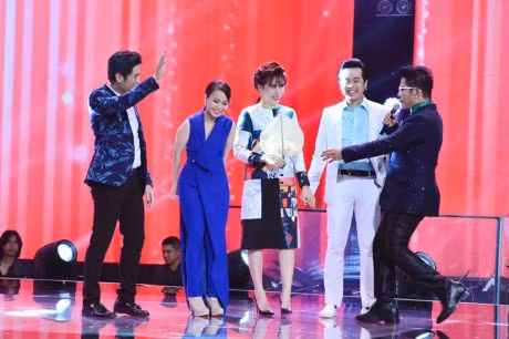  Hồ Hoài Anh lủi thủi ra sau. Khi có sự xuất hiện của chồng, Lưu Hương Giang vẫn nắm chặt tay Dương Khắc Linh. 