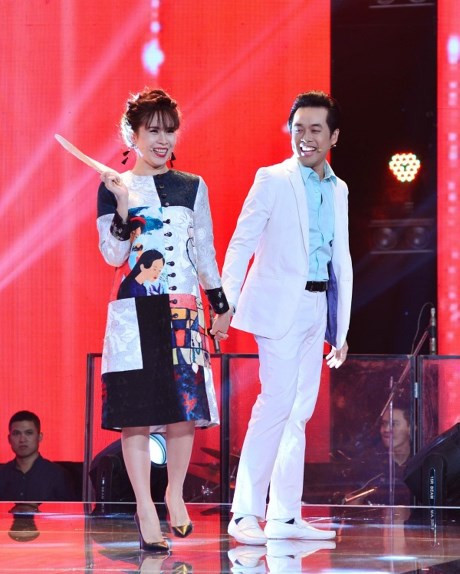  Hai MC Hoàng Oanh và Thanh Bạch được đà tung hứng trêu đùa Hồ Hoài Anh khi bị vợ cho "ra rìa".