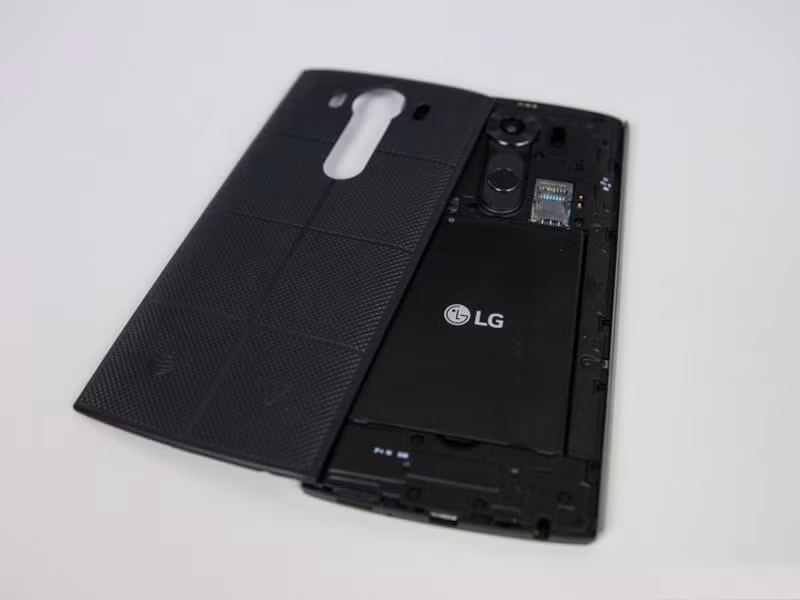 Nắp lưng và pin có thể tháo rời.